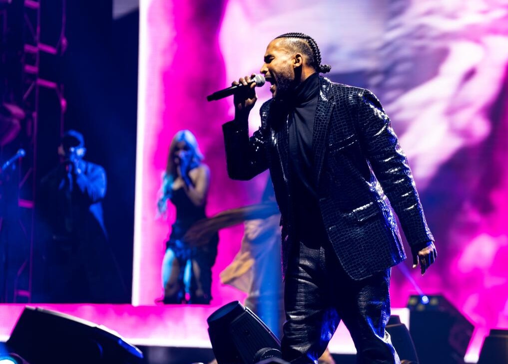 Durante un concierto en la ciudad de Cancún, en México, el  reguetonero Don Omar protagonizó un incidente con una fan.