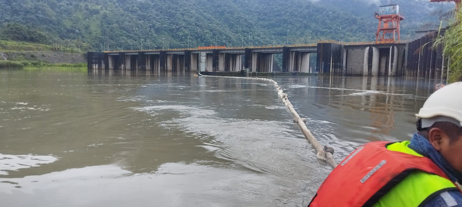 Fuga de combustible en poliducto Shushufindi-Quito amenaza operación de la hidroeléctrica Coca Codo Sinclair
