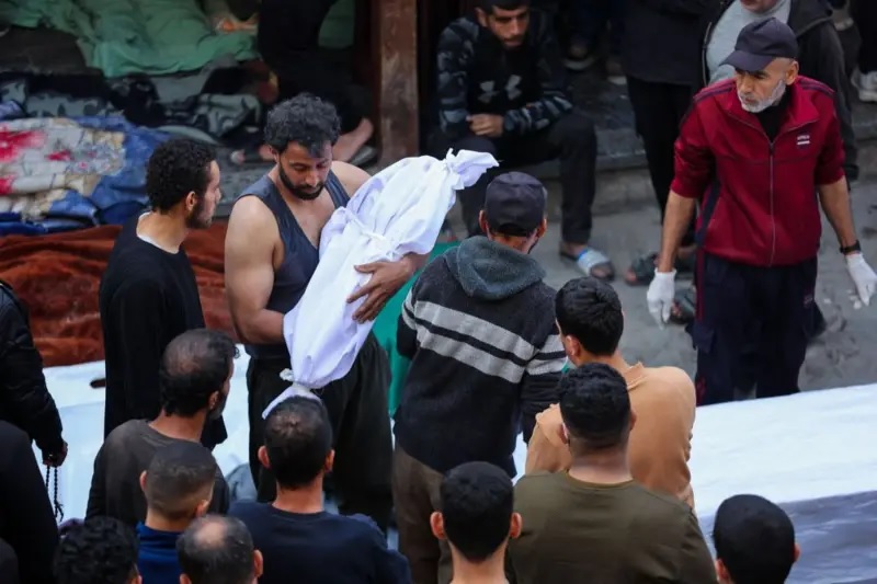 Israel lanzó la mayor oleada de ataques aéreos sobre Gaza desde que comenzó el alto al fuego el 19 de enero, dejando al menos 400 muertos.