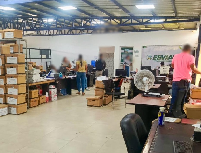 La Fiscalía General del Estado (FGE) realizó un allanamiento en las oficinas de la Empresa de Transito de Esmeraldas (Esvial).