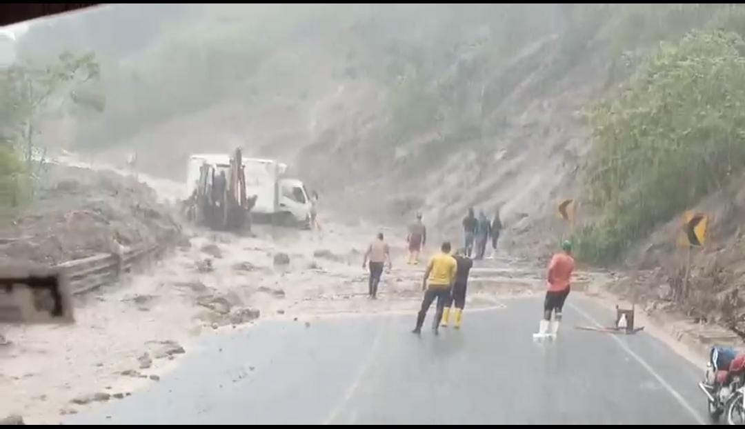vía Portoviejo - Junín nuevamente bloqueada por deslizamientos de tierra