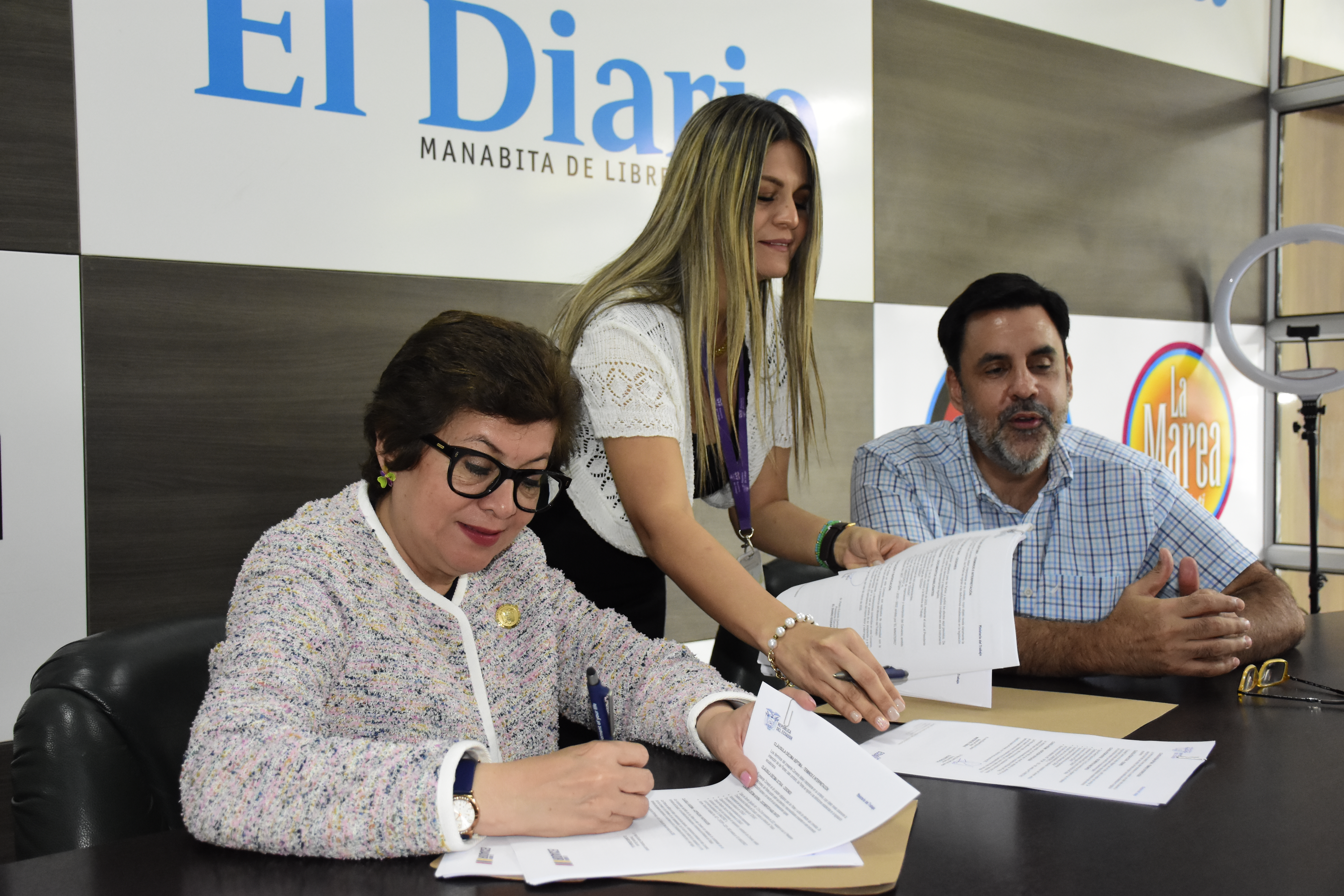Ivonne Núñez, ministra de Trabajo, firma convenio con El Diario para difundir ofertas laborales.