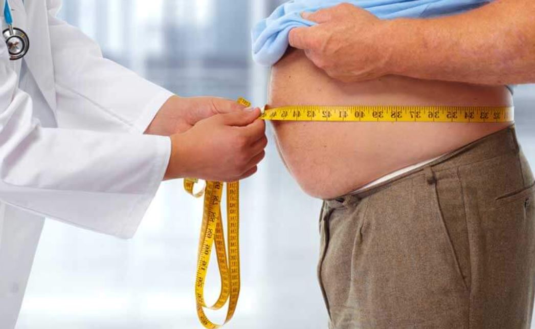 Un estudio de la Universidad Complutense de Madrid sugiere que la melatonina reduce la grasa visceral, abriendo nuevas vías contra la obesidad en 2025.