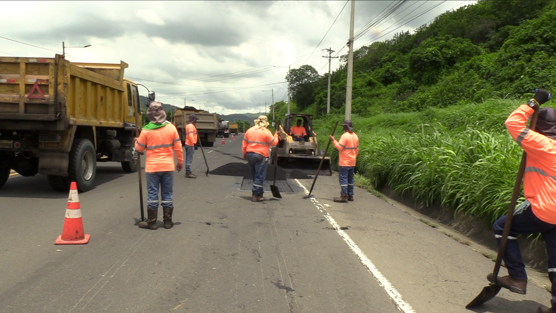Realizan mejoras en la vía Montecristi-Portoviejo