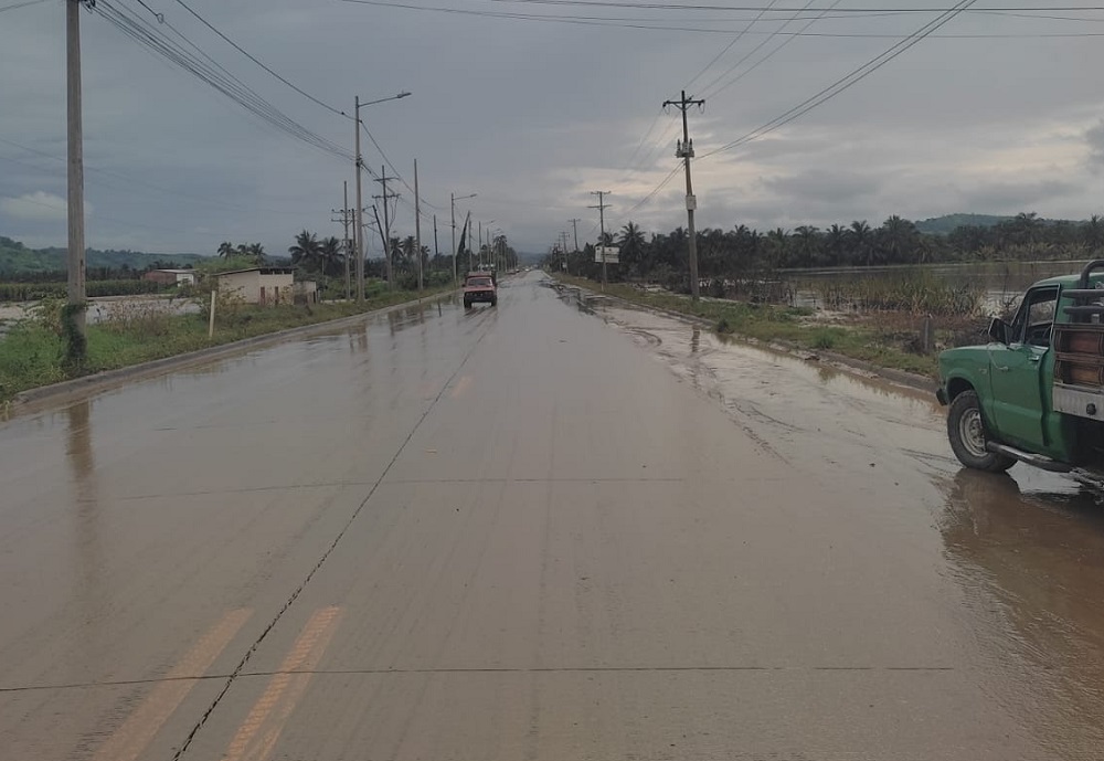 Un tramo de la vía Rocafuerte-Tosagua, en el centro de Manabí, se vio afectado por el desbordamiento de varias quebradas.