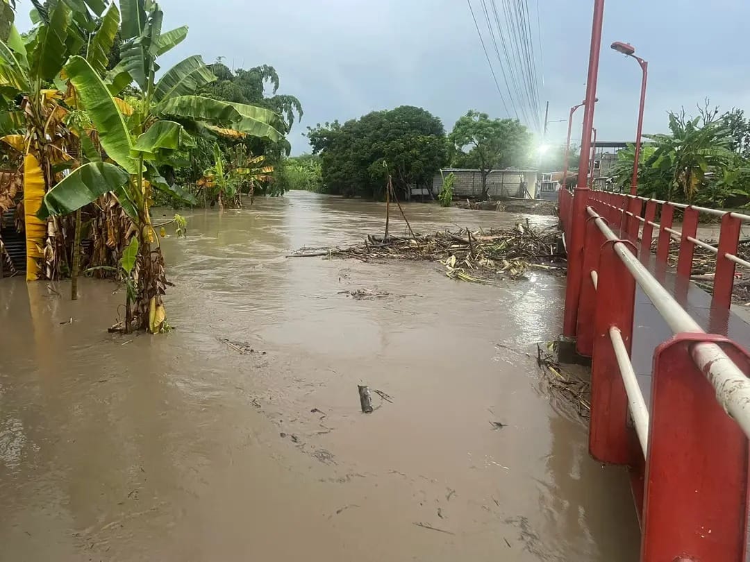 Una fuerte lluvia caída durante la madrugada de este martes 11 de marzo del 2025 afectó a varios cantones de la provincia de Manabí.