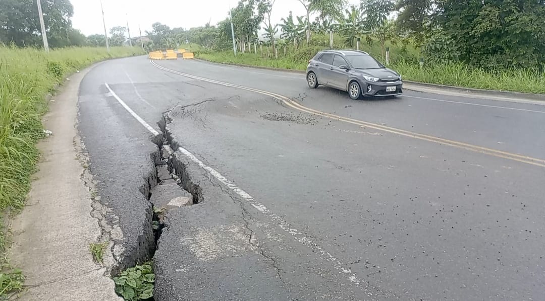 Vía Canuto-Calceta está intransitable.