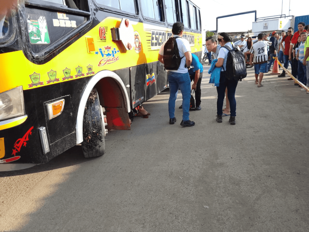 Magdalena Macías, de alrededor de 65 años, fue arrollada por un bus institucional mientras cruzaba la vía
