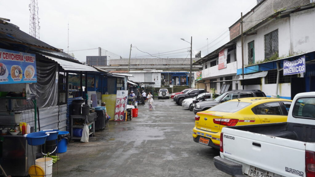 Construcción de edificio de parqueaderos en Santo Domingo genera conflicto con comerciantes