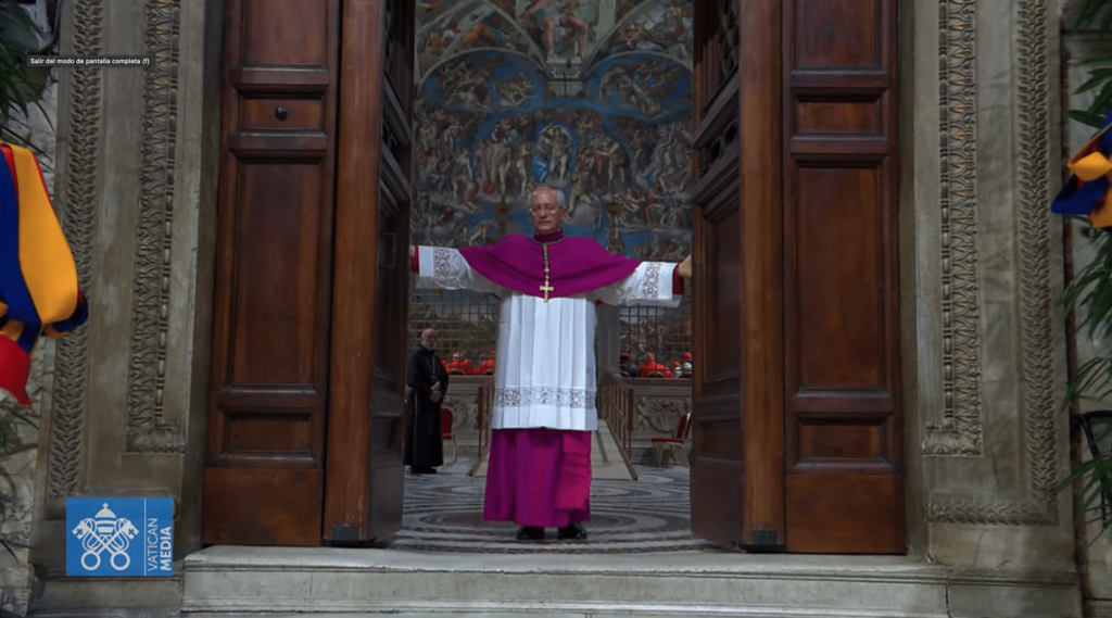 Procesión solemne y “Extra omnes” marcan el comienzo del Cónclave 2025 en el Vaticano y el mundo queda a la espera del nuevo papa