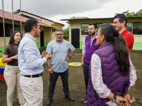 140 mil estudiantes inician el año escolar en Santo Domingo de los Tsáchilas con promesas de mejoras