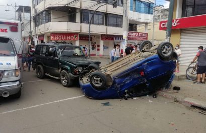 20210318084906_en-chone-un-carro-se-vuelca-tras-ch