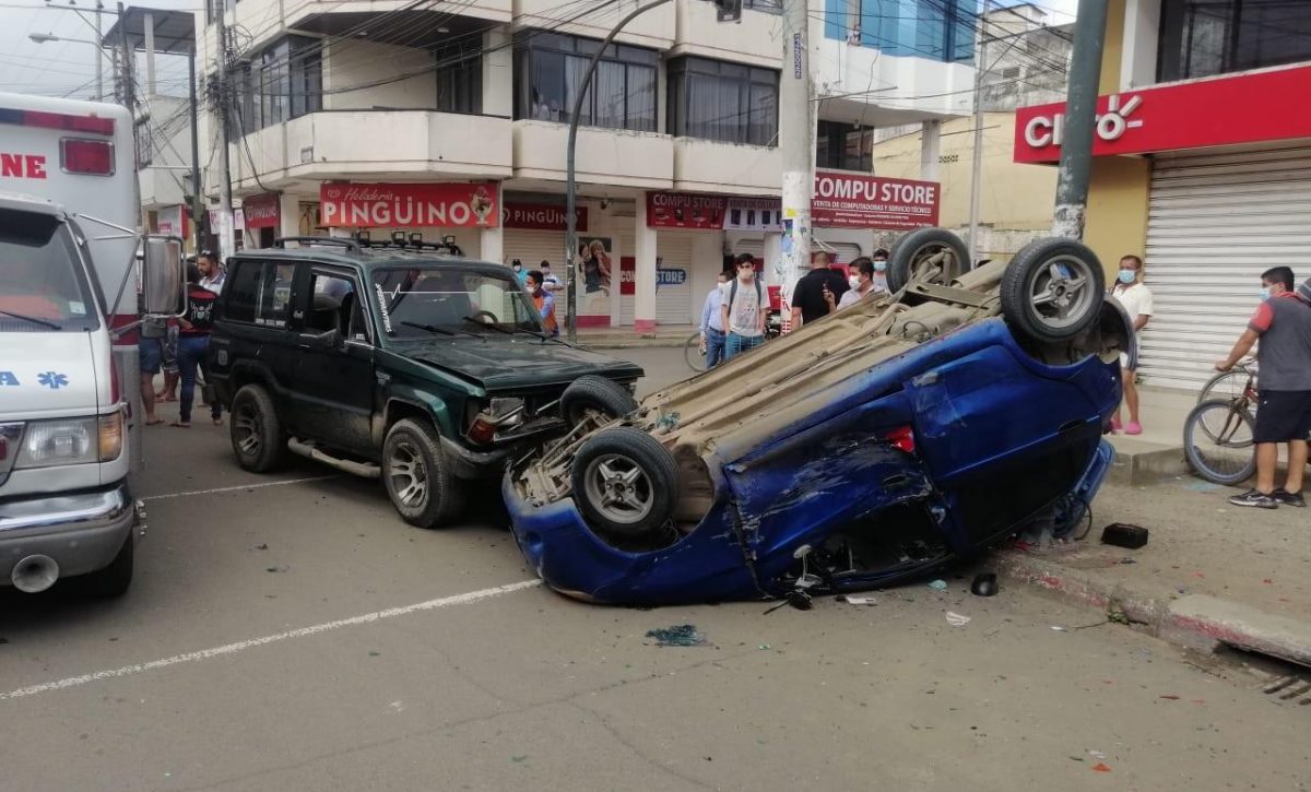 20210318084906_en-chone-un-carro-se-vuelca-tras-ch