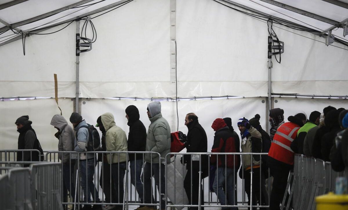Alemania ordena expulsar a solicitantes de asilo sin papeles, salvo casos vulnerables.
