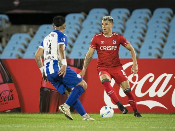 Católica derrota a Cerro Largo y está cerca de los octavos de final de la Copa Sudamericana