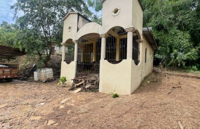 La capilla del sitio la Mocora, quedó llena de tierra producto del deslave.
