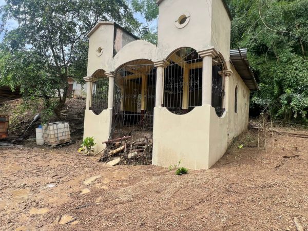 La capilla del sitio la Mocora, quedó llena de tierra producto del deslave.