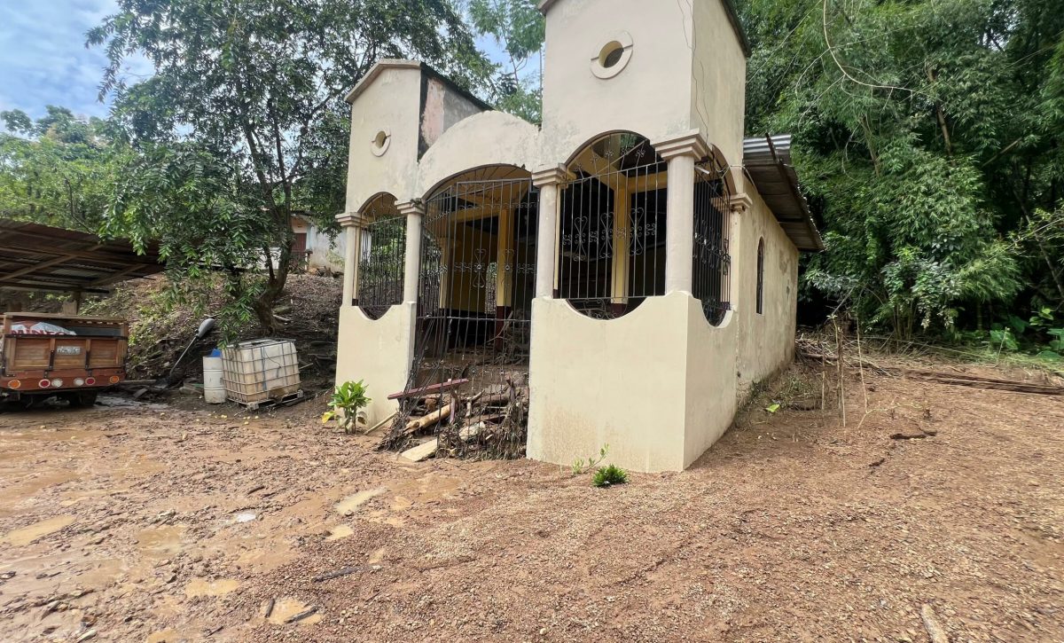 La capilla del sitio la Mocora, quedó llena de tierra producto del deslave.