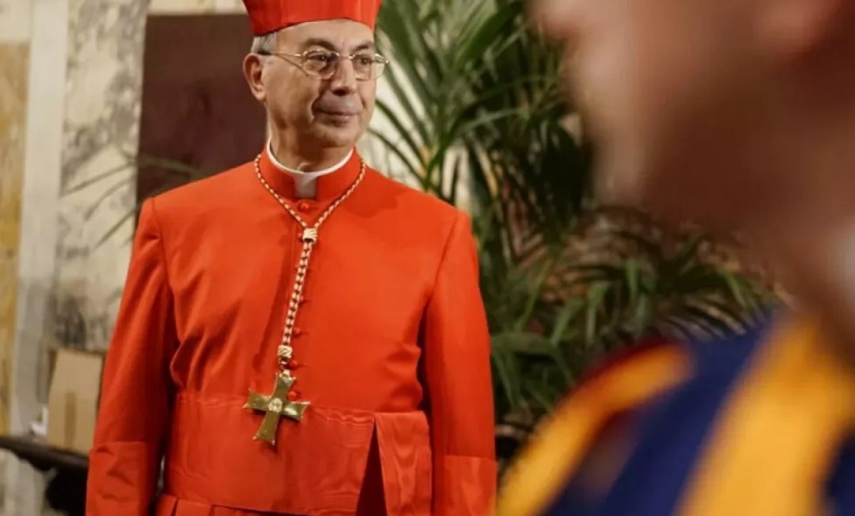 El cardenal Dominique Mamberti, un experimentado diplomático vaticano de 73 años, será quien anuncie al mundo el nombre del nuevo papa.