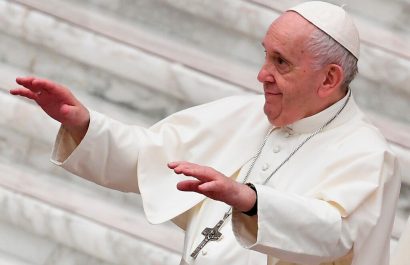 El-papa-feliz-por-volver-a-viajar