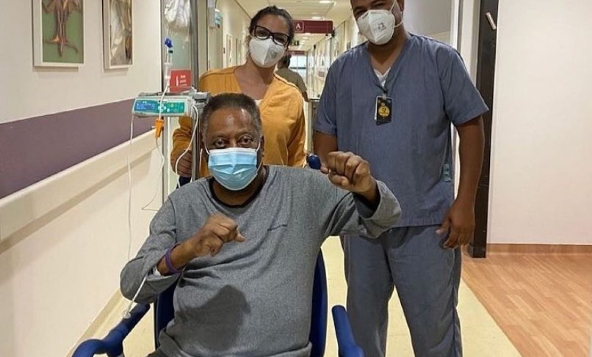Fútbol.- Pelé se recupera sobre una bicicleta estática: "Pedaleando así, pronto volveré al Santos"