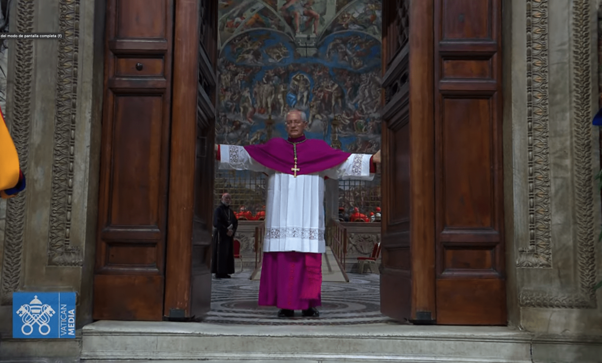 Procesión solemne y “Extra omnes” marcan el comienzo del Cónclave 2025 en el Vaticano y el mundo queda a la espera del nuevo papa