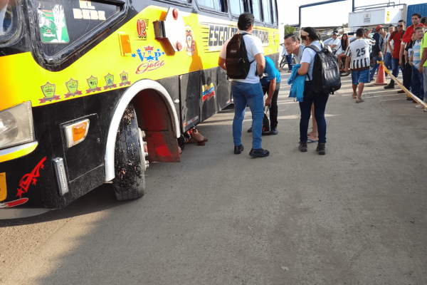 Magdalena Macías, de alrededor de 65 años, fue arrollada por un bus institucional mientras cruzaba la vía