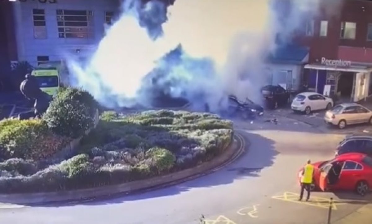 explosion-de-auto-en-liverpool