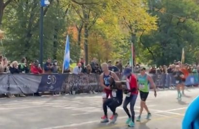 Ayudan a un corredor lesionado a cruzar la meta en el maratón de Nueva York