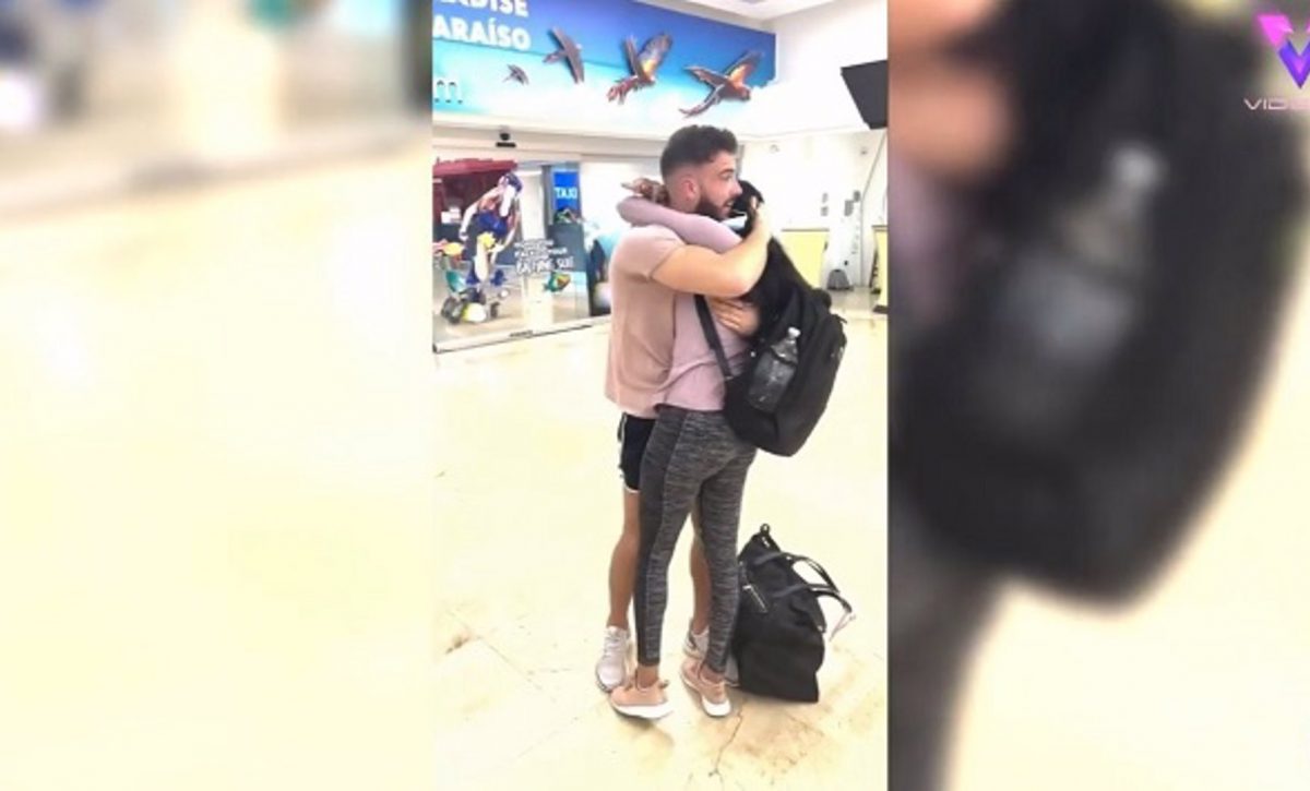 El primer abrazo de una pareja tras conocerse en el confinamiento