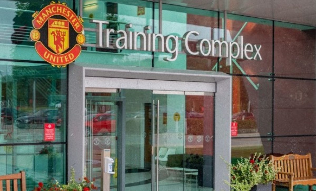 futbol-mundial-manchester-united-cierra-instalaciones-primer-equipo-brote-covid-n423203-625x352-986056