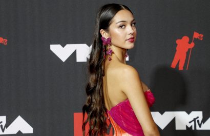 olivia-rodrigo-pink-versace-dress-mtv-vmas-2021