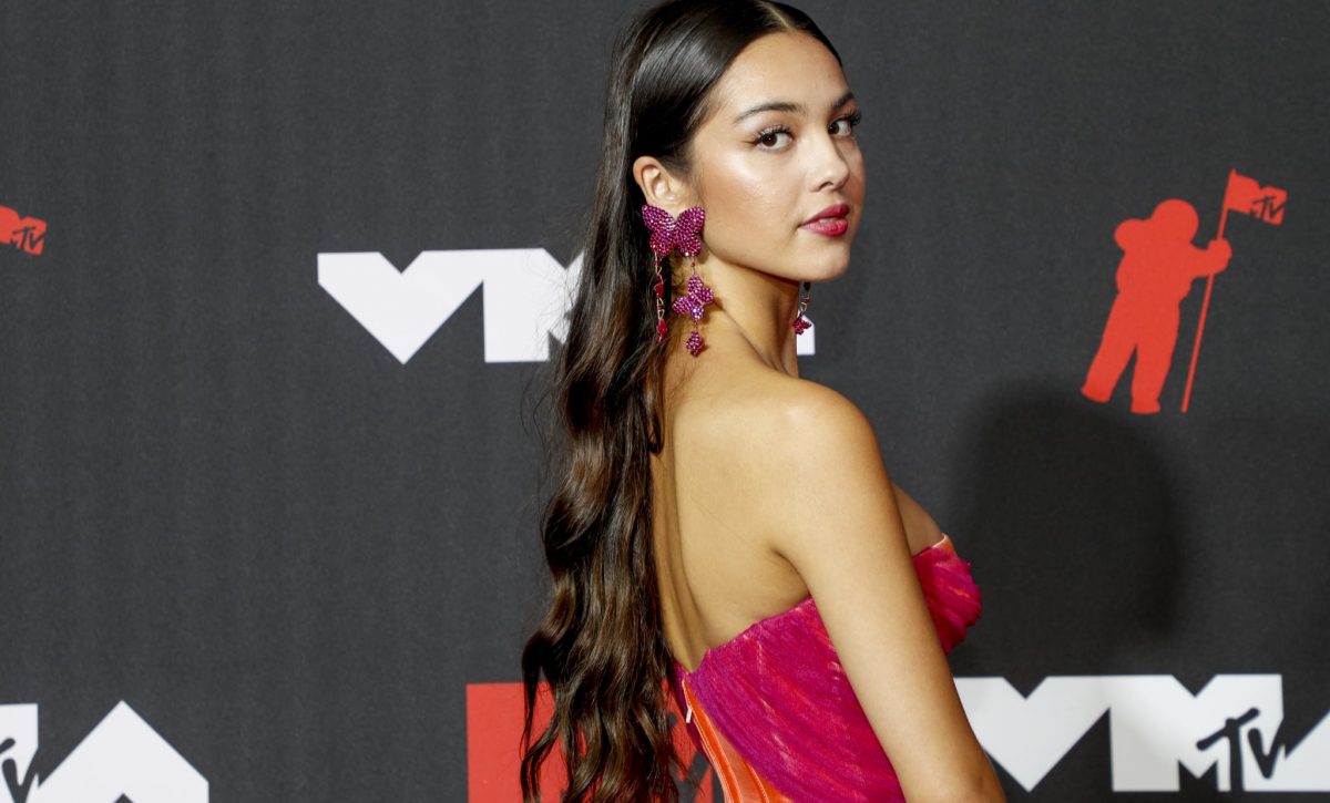 olivia-rodrigo-pink-versace-dress-mtv-vmas-2021