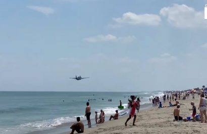 Filman el sorprendente aterrizaje de emergencia de un avión de la Segunda Guerra Mundial en una playa llena de bañistas