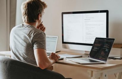 un-hombre-teletrabajando-con-varios-ordenadores