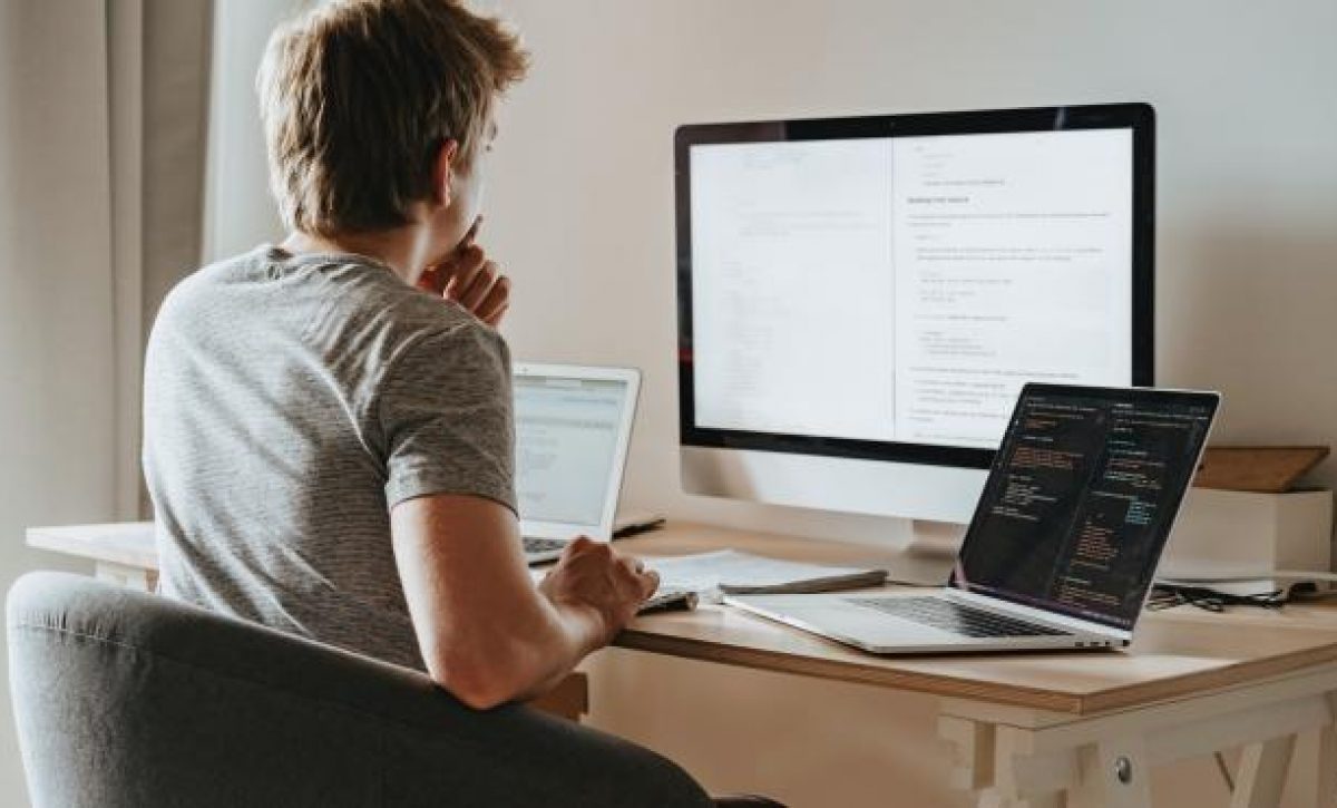 un-hombre-teletrabajando-con-varios-ordenadores
