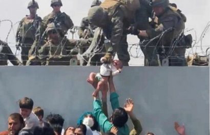 un-video-muestra-el-momento-que-un-militar-pasa-un-bebe-el-muro-del-aeropuerto-kabul
