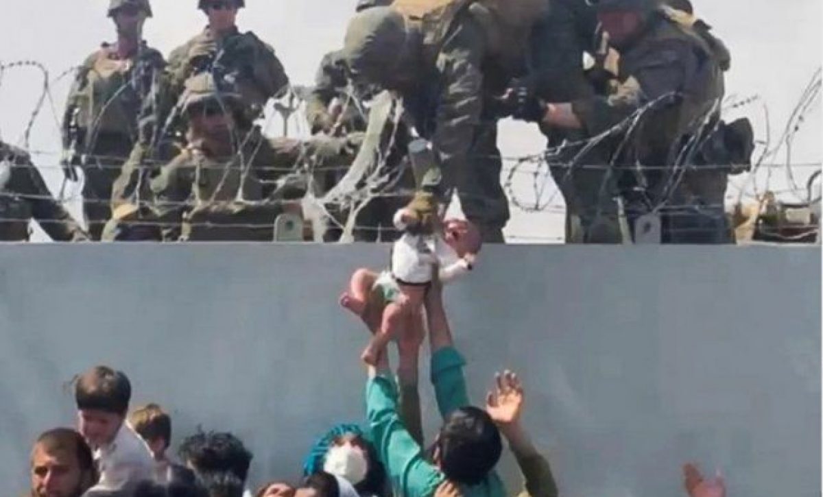 un-video-muestra-el-momento-que-un-militar-pasa-un-bebe-el-muro-del-aeropuerto-kabul