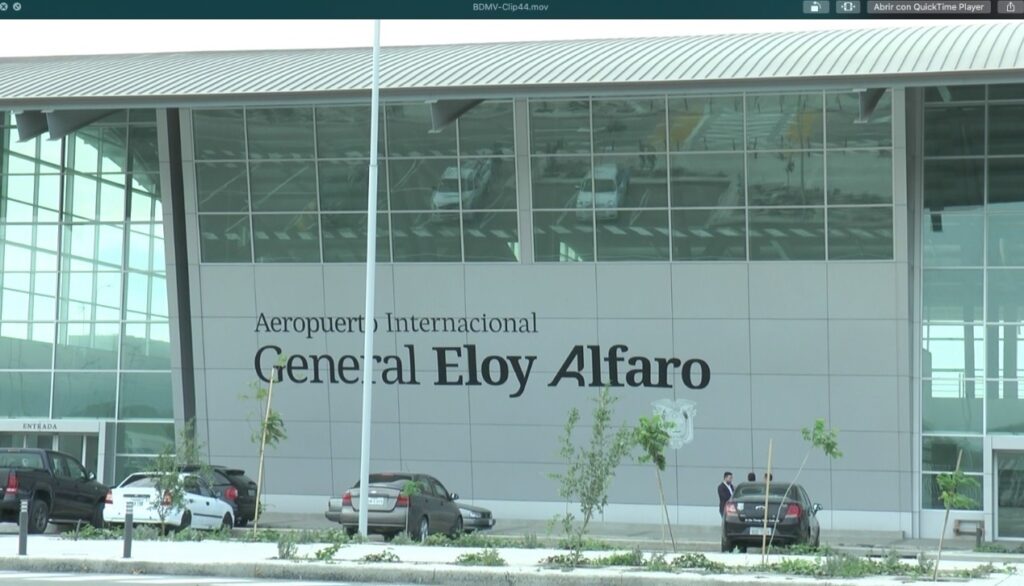 Los usuarios señalan que el aeropuerto Eloy Alfaro de Manta no cumple con los estándares necesarios por la falta de infraestructura y servicios básicos.