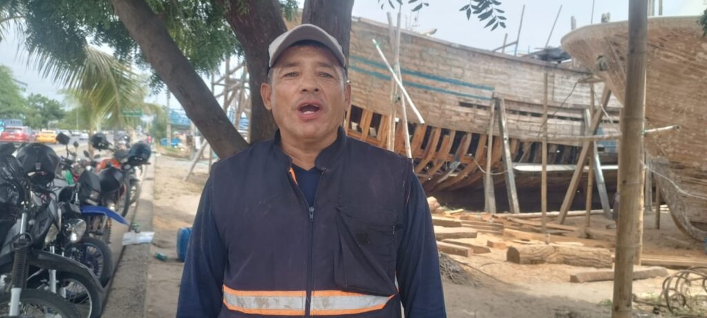 Carlos Alberto Bailón, de profesión constructor naval, habla sobre la importancia del astillero, donde se construyen los barcos de diferentes calados.