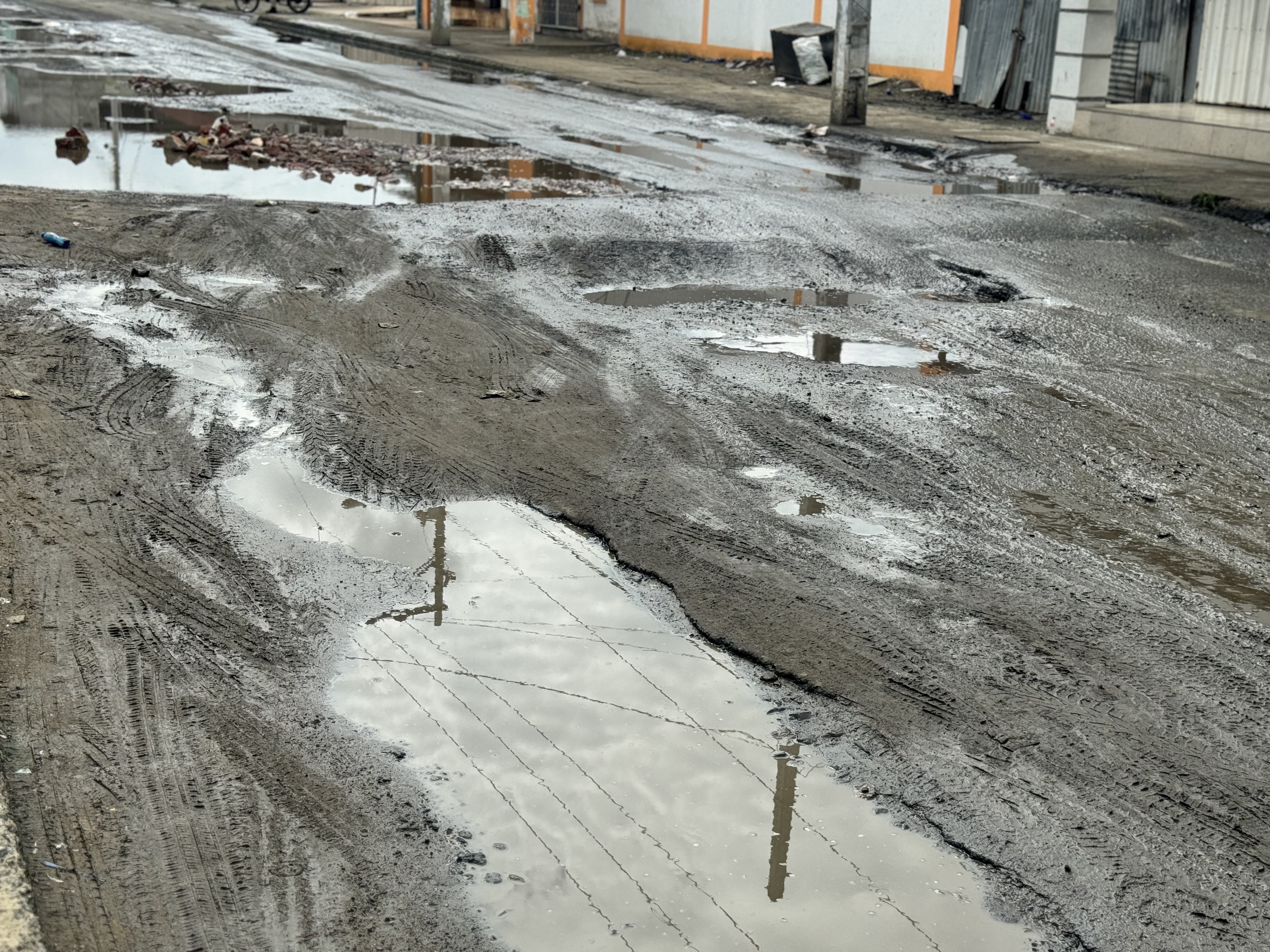 En la calle 108 y avenida 105 esperan desde hace un año la reparación.