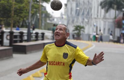 Un hombre juega fútbol con una piedra de seis kilos para ver a Ecuador en Cali