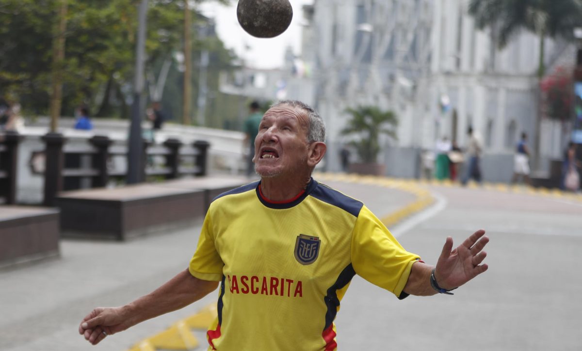Un hombre juega fútbol con una piedra de seis kilos para ver a Ecuador en Cali