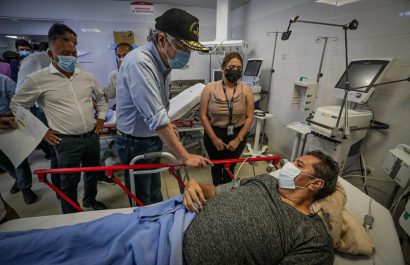 Presidente de Ecuador, Guillermo Lasso, visita heridos por terremoto