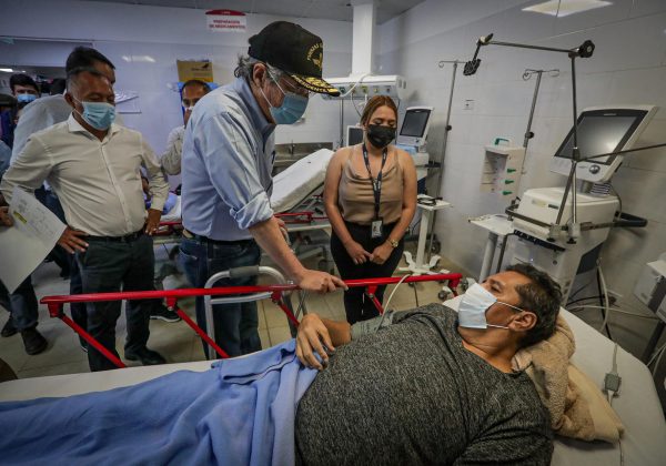 Presidente de Ecuador, Guillermo Lasso, visita heridos por terremoto