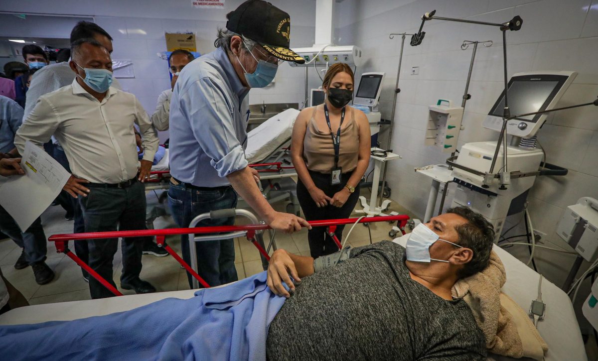 Presidente de Ecuador, Guillermo Lasso, visita heridos por terremoto