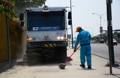 BARREDORA LIMPIA LAS ACERAS DE LA AVENIDA UNIVERSITARIA (2)