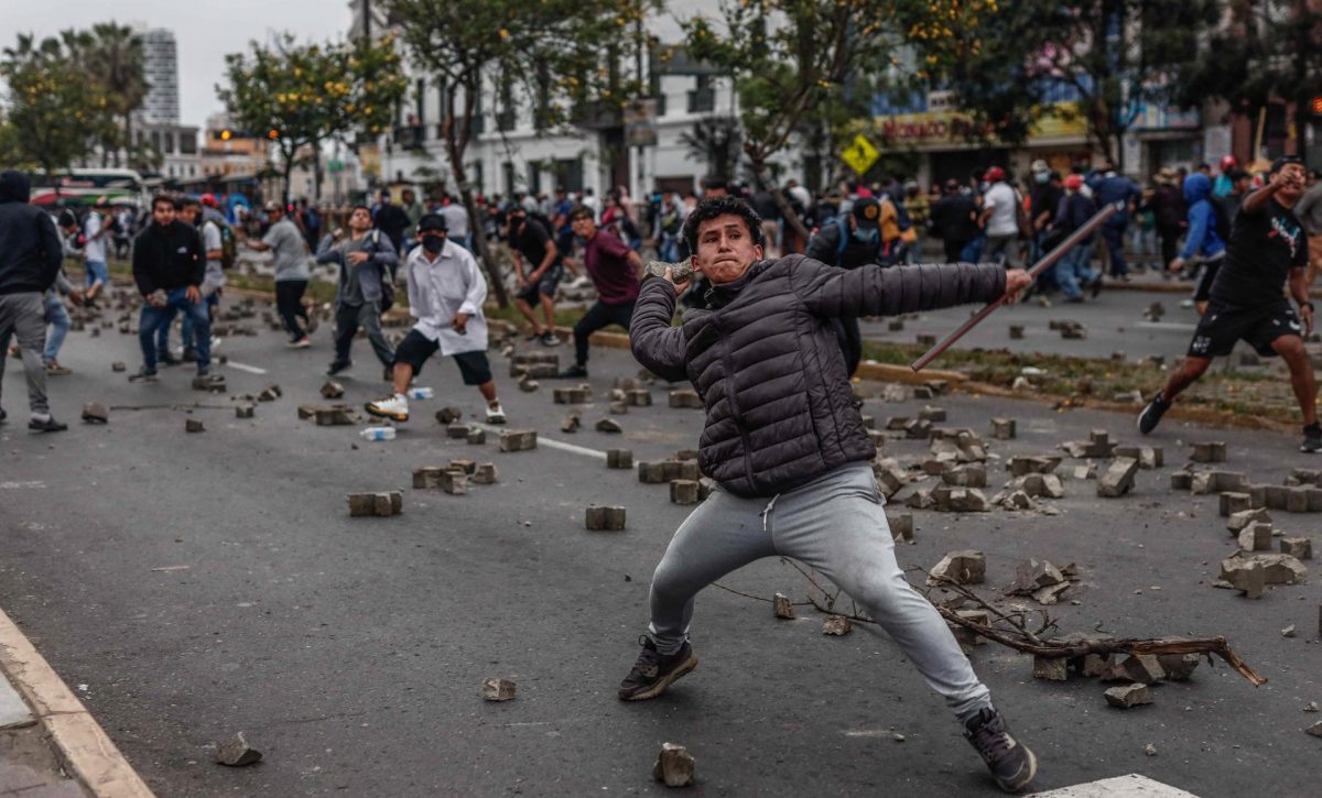 Muere una persona en unas protestas en el sur de Perú que reclaman el adelanto de elecciones