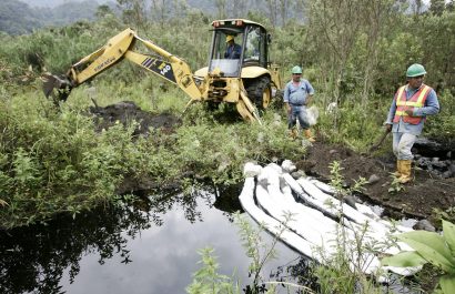 Buscan evitar la fuga de crudo en oleoductos de Ecuador por un movimiento de tierra