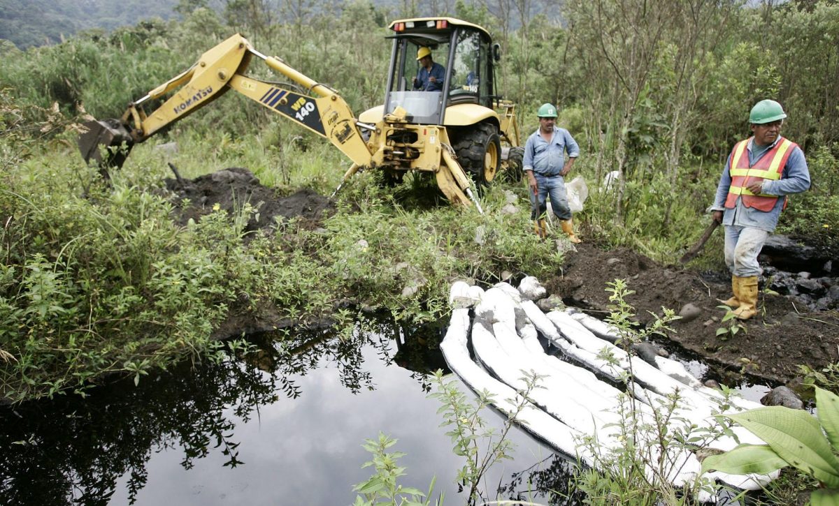 Buscan evitar la fuga de crudo en oleoductos de Ecuador por un movimiento de tierra